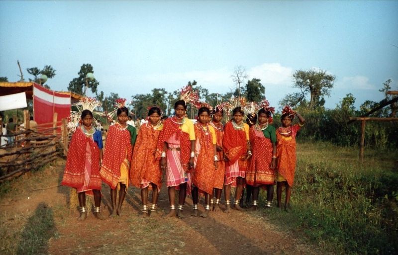 800px-Bhil_tribe_girls_in_Jhabua